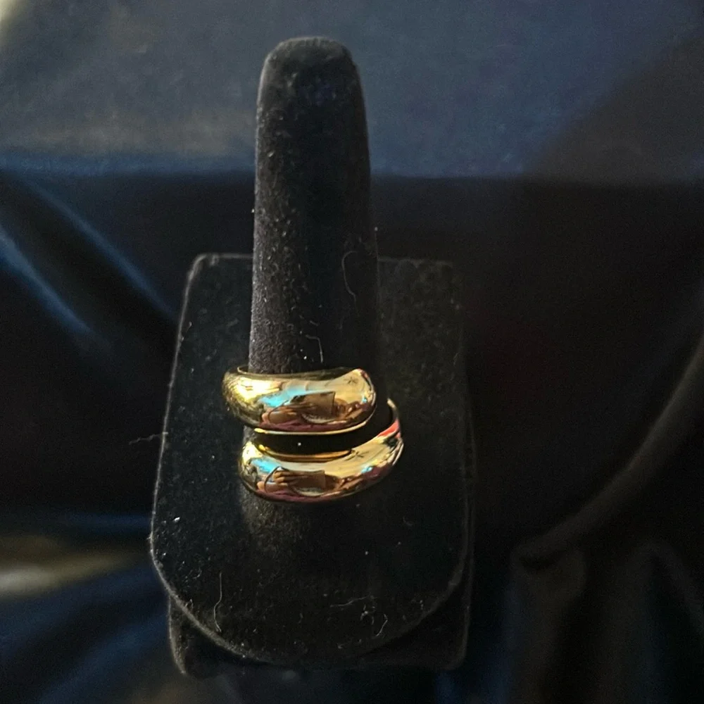 Gold Ring - Picture 1 of 1